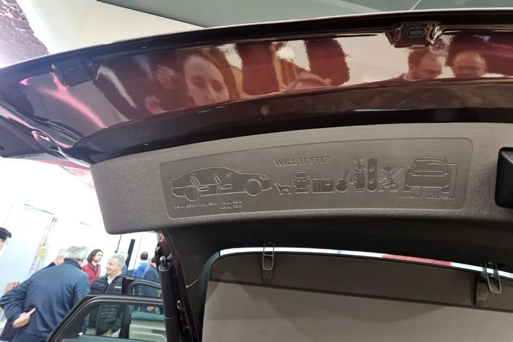 Novo Volvo ES90: chega a Portugal a "sala de estar sobre rodas" 4 Pormenor da porta da bagageira do Volvo RES90, com uma infografia do o carro pode transportar