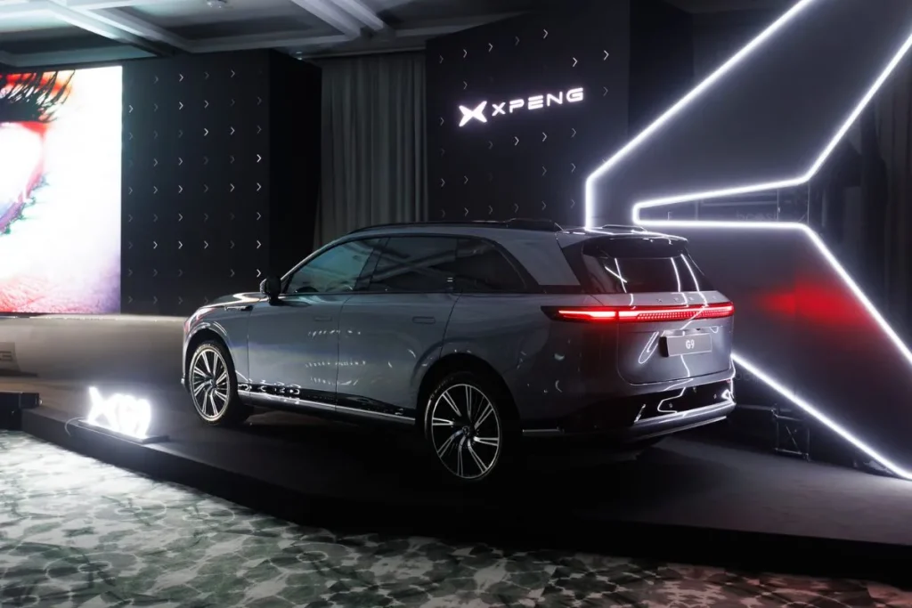 Novos Xpeng G6 e G9 carregam dos 10 aos 80 em 12 minutos 4 XPeng G9 na apresentação