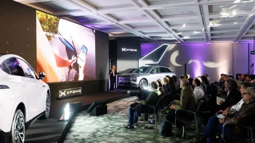 Novos Xpeng G6 e G9 carregam dos 10 aos 80 em 12 minutos 8 Xpeng apresenta os SUV G6 e G9 perante umqa plateia de jornalistas