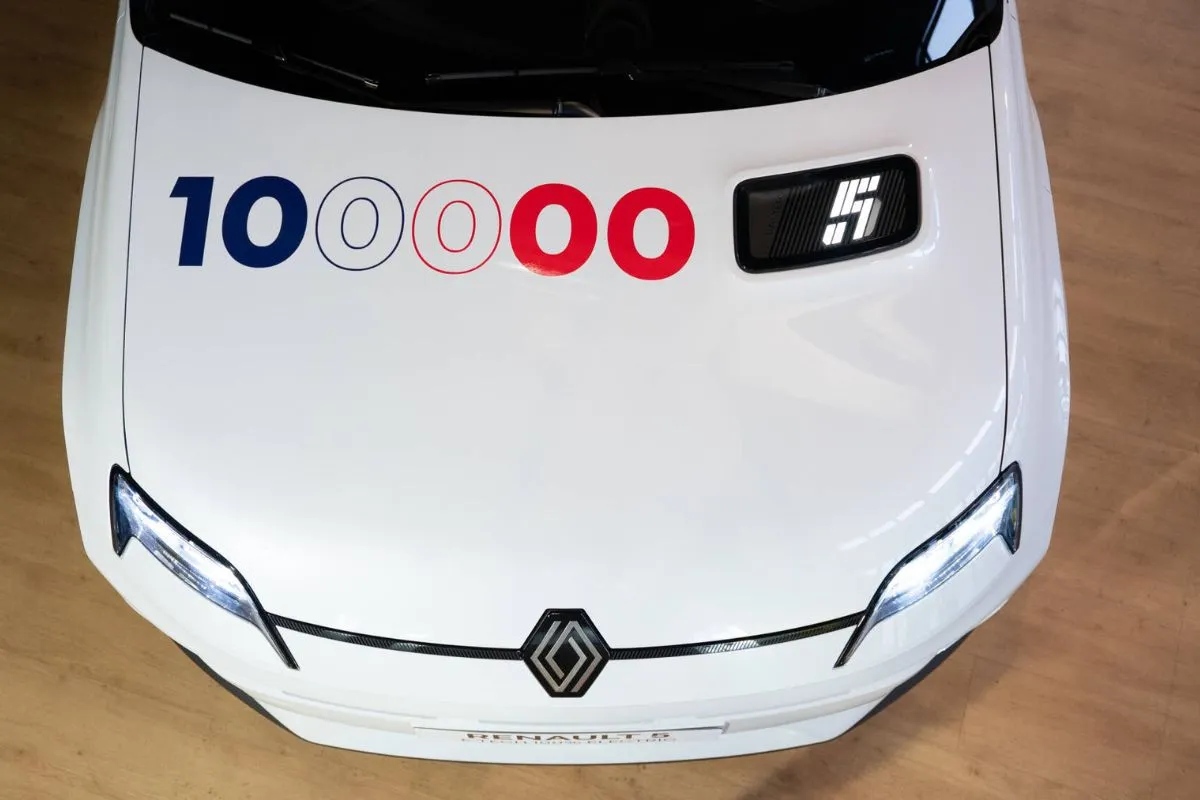 Renault 5 E‑Tech com 100 mil unidades produzidas: o ícone está mais vivo do que nunca 2 O capot de um Renault 5 E-Tech com o número 100.000 pintado