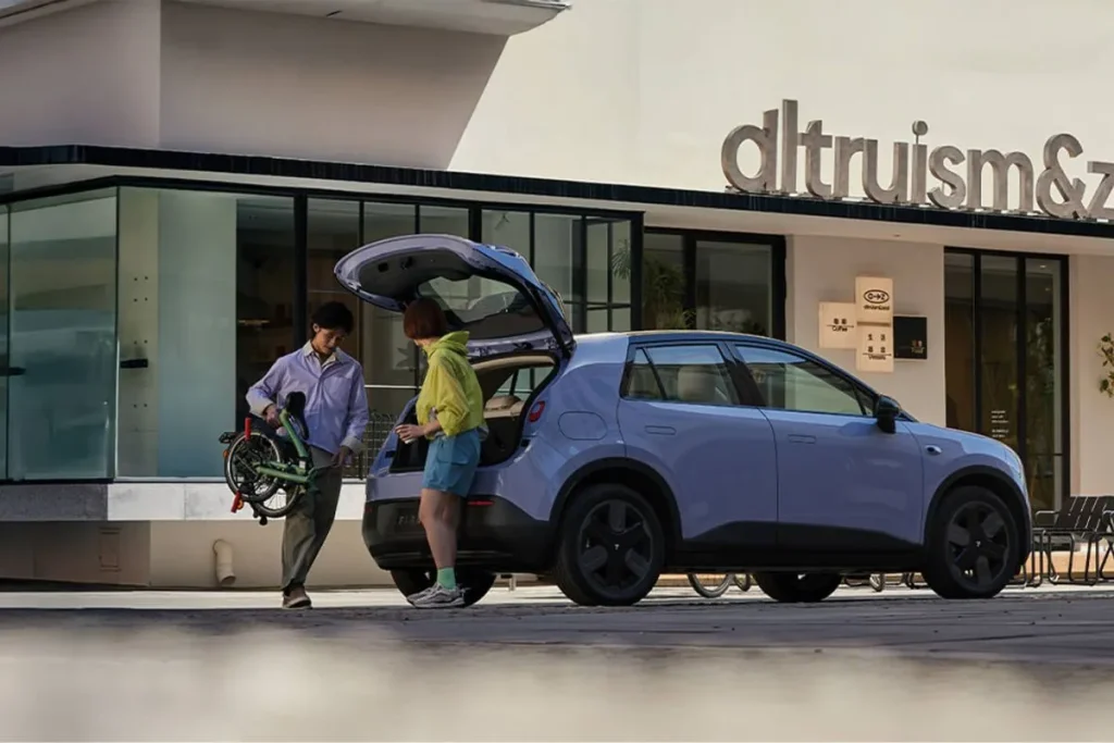 Firefly: urbano e familiar 16 Casak coloca uma bicicleta dobrada na bagageira do firefly