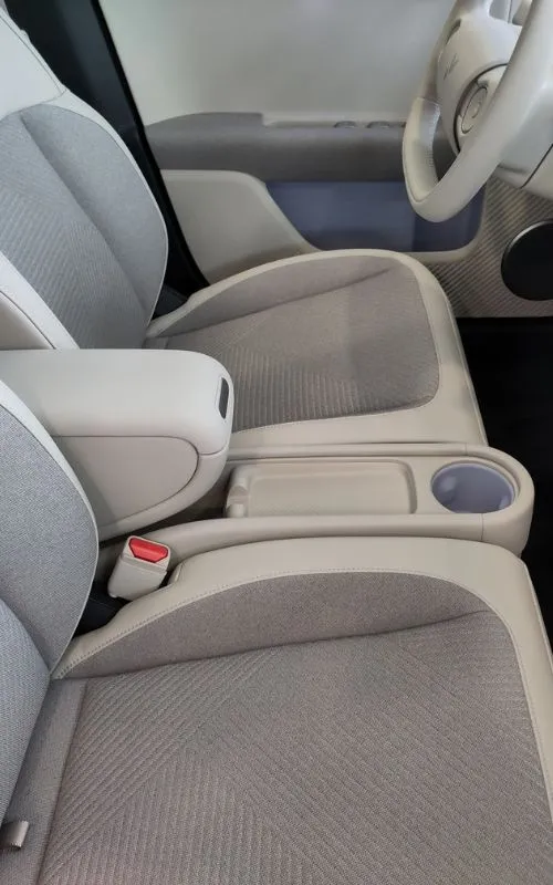 Firefly: urbano e familiar 12 Firefly tem interior minimalista