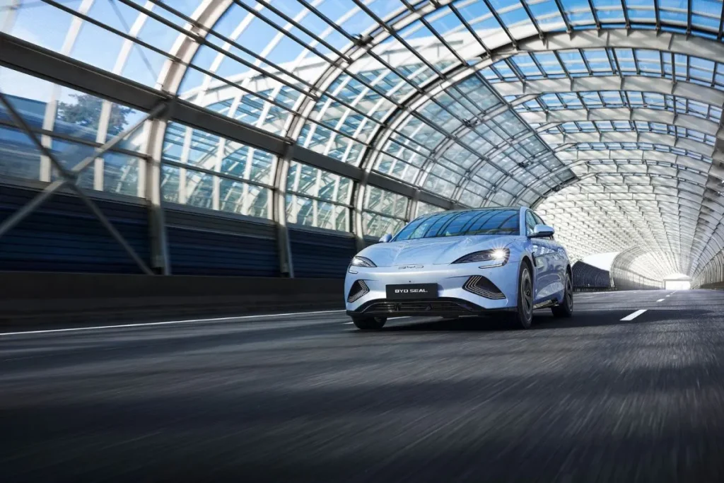 Renault e Ford juntam-se para lançar elétricos acessíveis na Europa 6 Um BYD Seal evolui num túnel de vidro