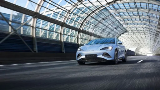 Parabéns! A bateria do seu BYD tem garantia até 250 mil km 7 Um BYD Seal evolui num túnel de vidro