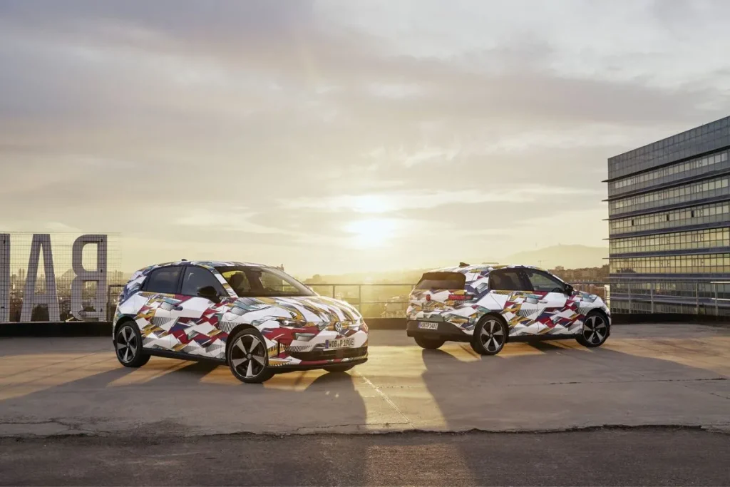 O próximo ID.Polo já queima asfalto em testes de estrada 7 Dois ID.Polo com camuflagem com o sol quase no horizonte