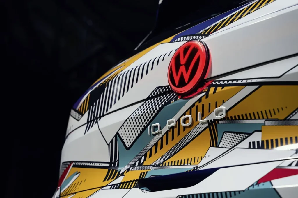 O próximo ID.Polo já queima asfalto em testes de estrada 4 Grande plano com o símbolo da marca e o logotipo ID.Polo