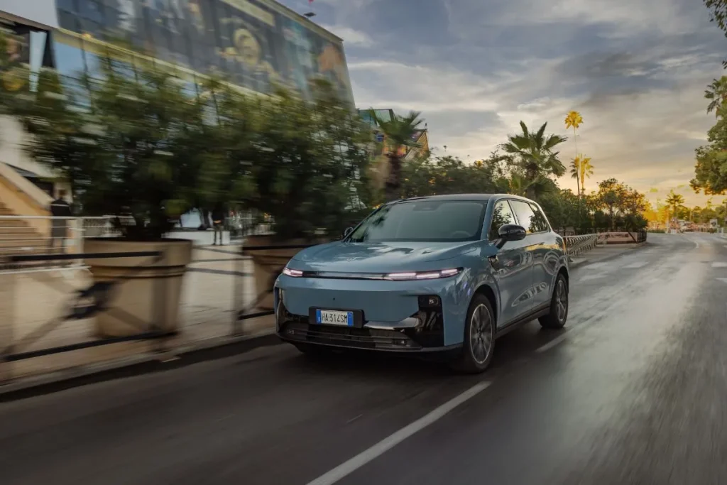 Leapmotor B10 chega com preço-canhão de 27.600 euros 6 Leapmotor B10 na Cidade com nuvens ameaçadoras