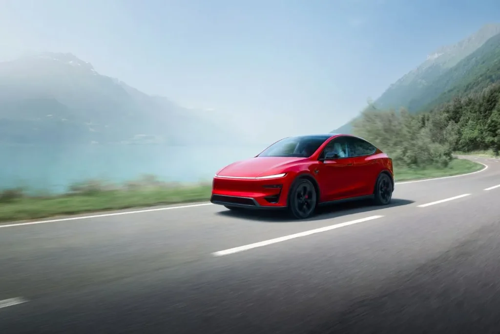 Tesla Model Y é o carro elétrico mais vendido no mundo 3 Um Tesla Model Y na estrada, entre montanhas