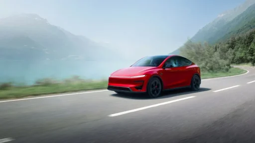 Tesla Model Y é o carro elétrico mais vendido no mundo 8 Um Tesla Model Y na estrada, entre montanhas
