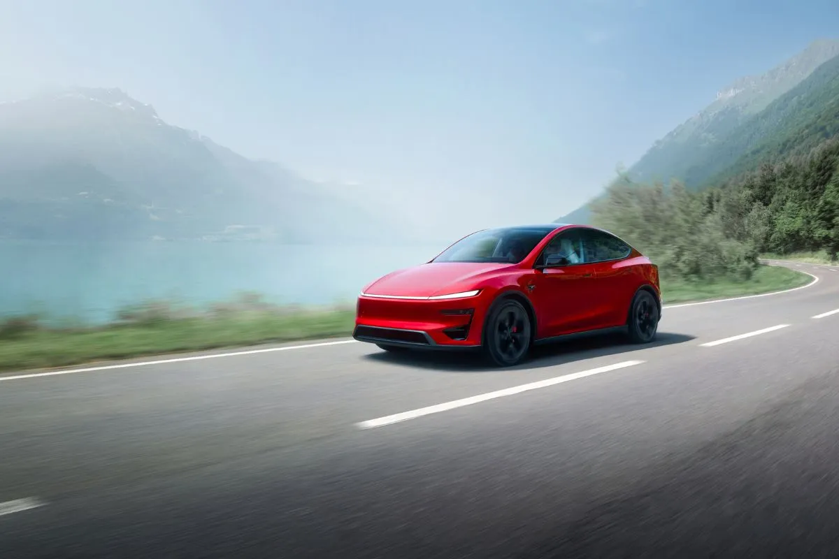 Tesla Model Y é o carro elétrico mais vendido no mundo 2 Um Tesla Model Y na estrada, entre montanhas