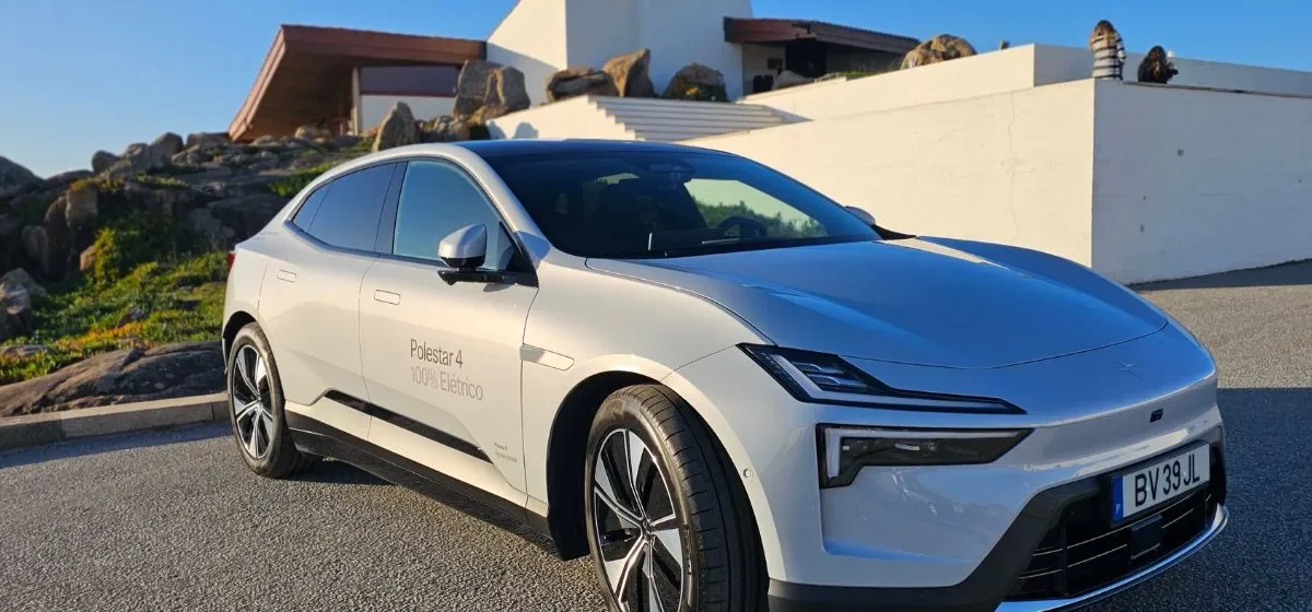 O Polestar 4 fotografado junto à Casa de Chá da Boa Nova. Emissões por carro