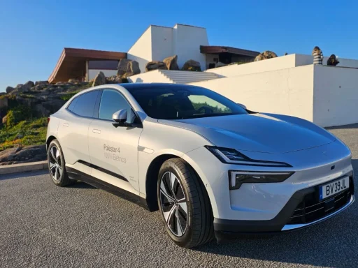 Polestar com o melhor primeiro trimestre de sempre 6 O Polestar 4 fotografado junto à Casa de Chá da Boa Nova