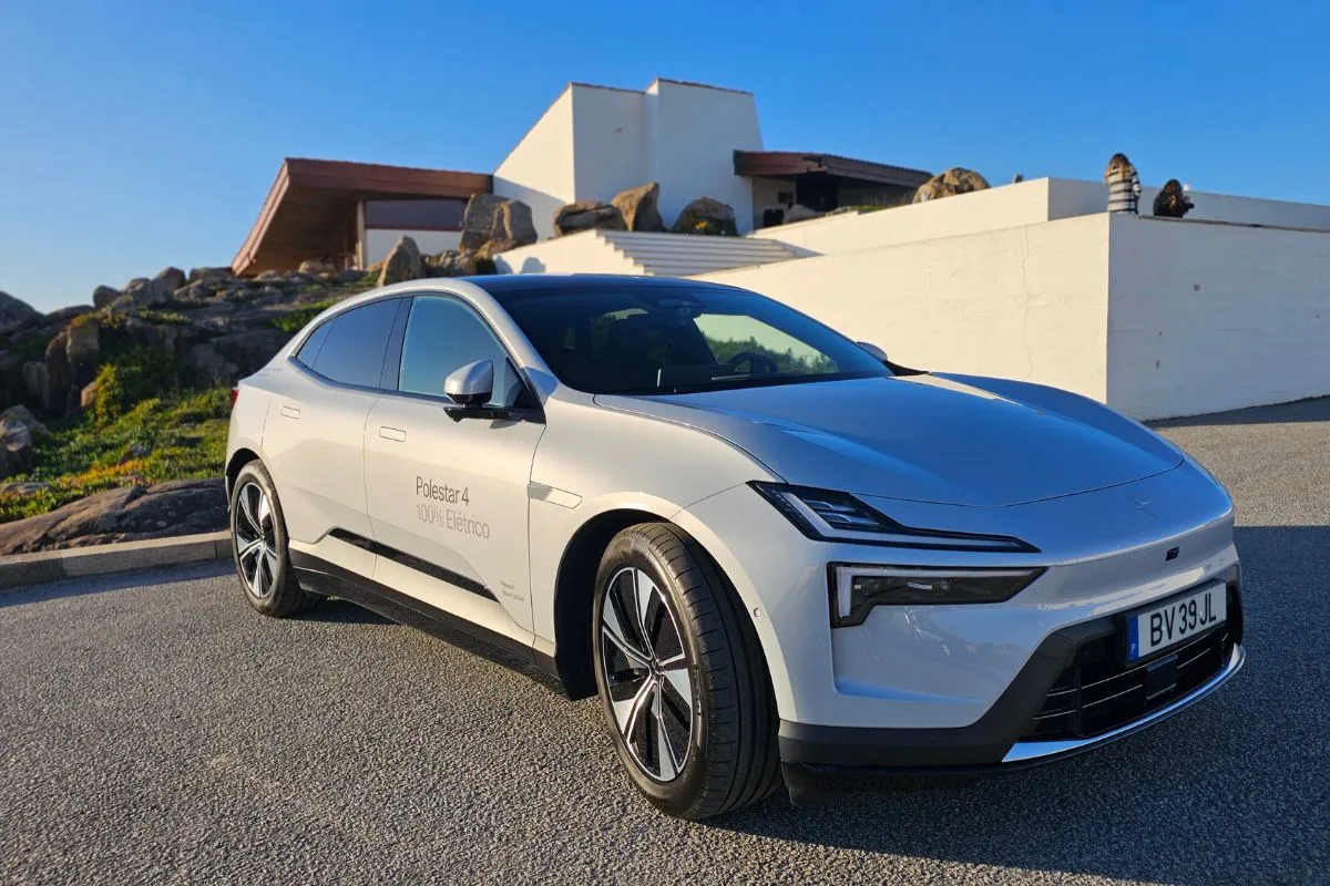 Polestar com o melhor primeiro trimestre de sempre 2 O Polestar 4 fotografado junto à Casa de Chá da Boa Nova