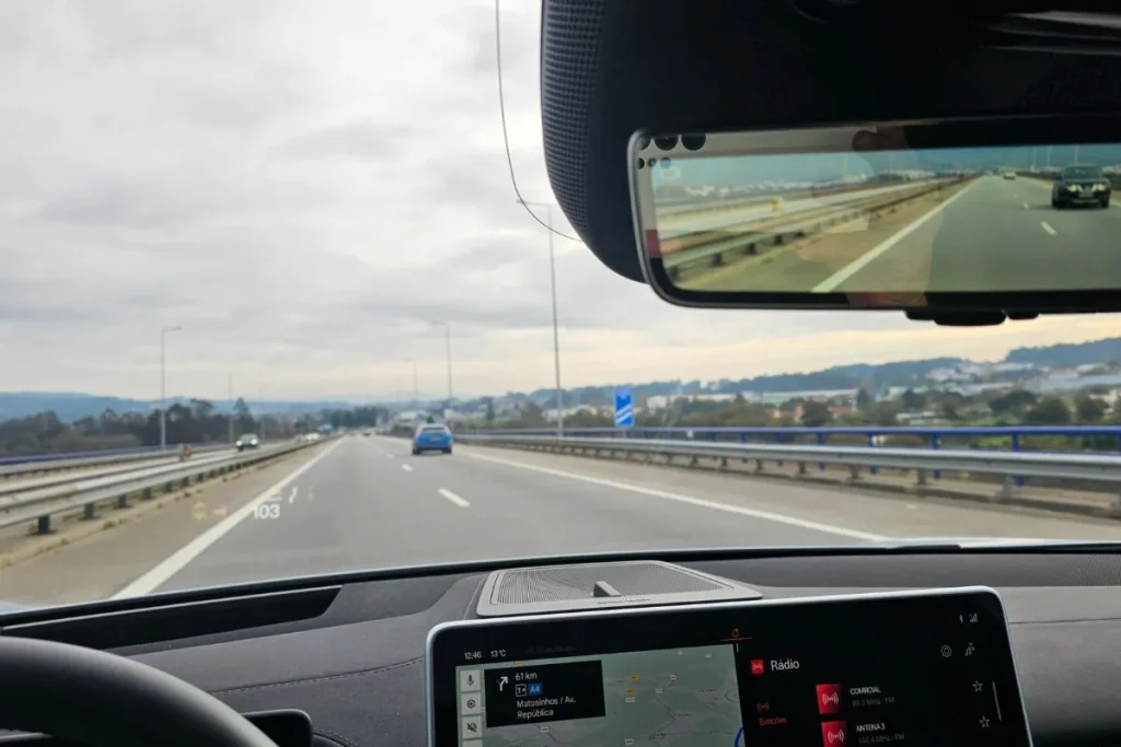 Polestar 4: a marca sueca ouviu os clientes 5 No Polestar 4, a imagem do retrovisor já não necessita de habituação. A foto, tirada do posto de condução, mostra a estrada e o retrovisor interior