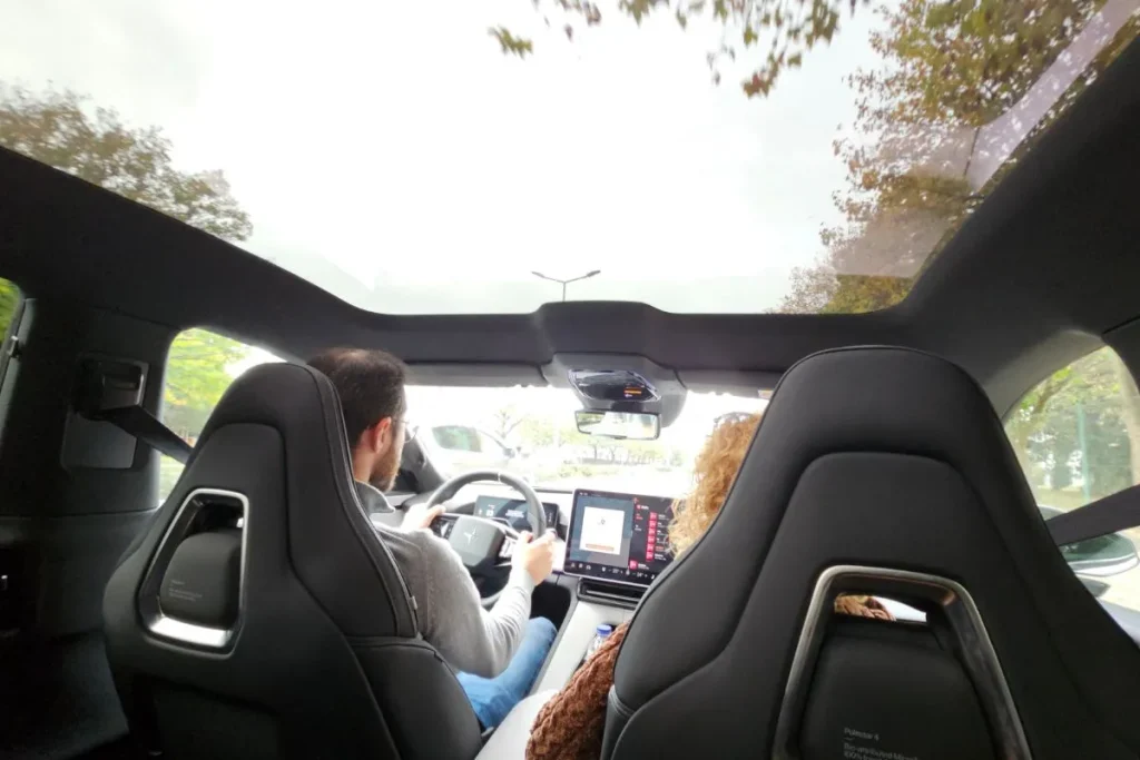 Polestar 4: a marca sueca ouviu os clientes 8 Polestar 4: o teto panorâmico