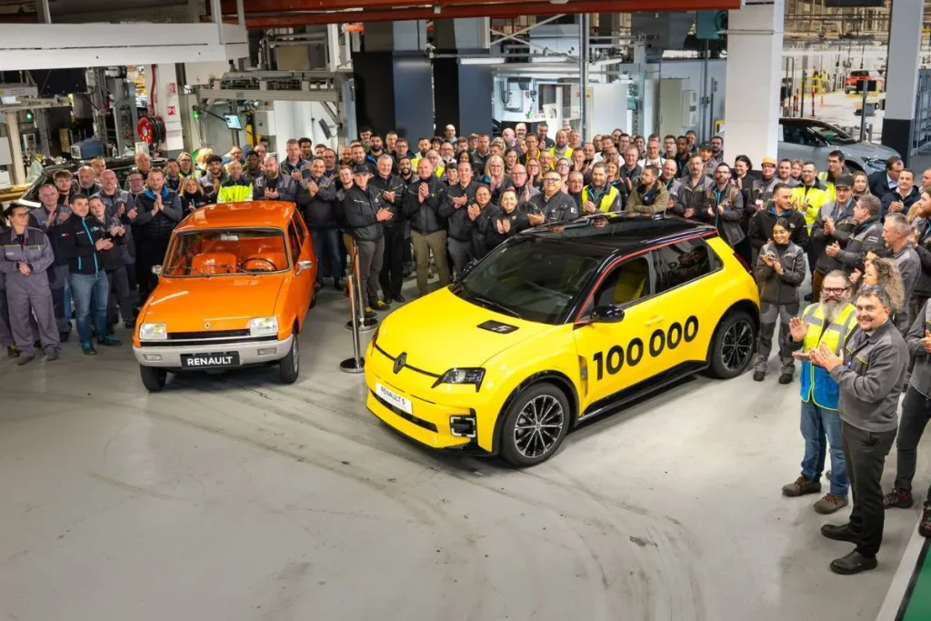 Renault 5 E‑Tech com 100 mil unidades produzidas: o ícone está mais vivo do que nunca 5 Na fábrica, o pessoal posa para a fotografia atrás de um R5 original e da unidade número 100.000 do Renault 5 E-Tech