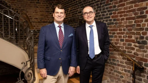 Renault e Ford juntam-se para lançar elétricos acessíveis na Europa 6 Os dois CEO da Renault e Ford posam para a fotografa