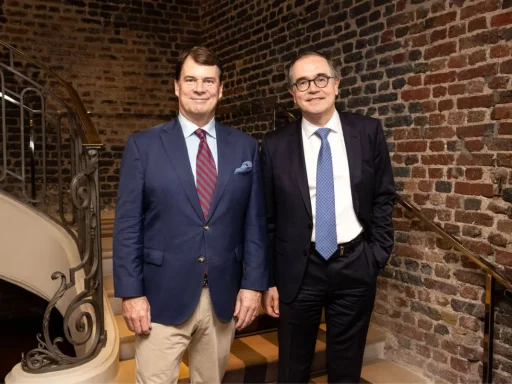 Renault e Ford juntam-se para lançar elétricos acessíveis na Europa 3 Os dois CEO da Renault e Ford posam para a fotografa