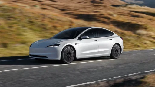 Tesla lança o Model 3 Standard. Já sabemos o preço em Portugal 6 Tesla Model 3 Standard fotografado em andamento