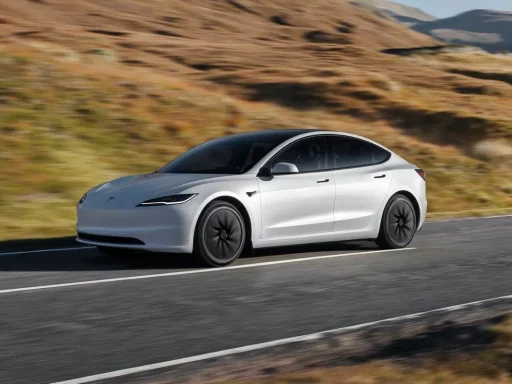 Tesla lança o Model 3 Standard. Já sabemos o preço em Portugal 3 Tesla Model 3 Standard fotografado em andamento