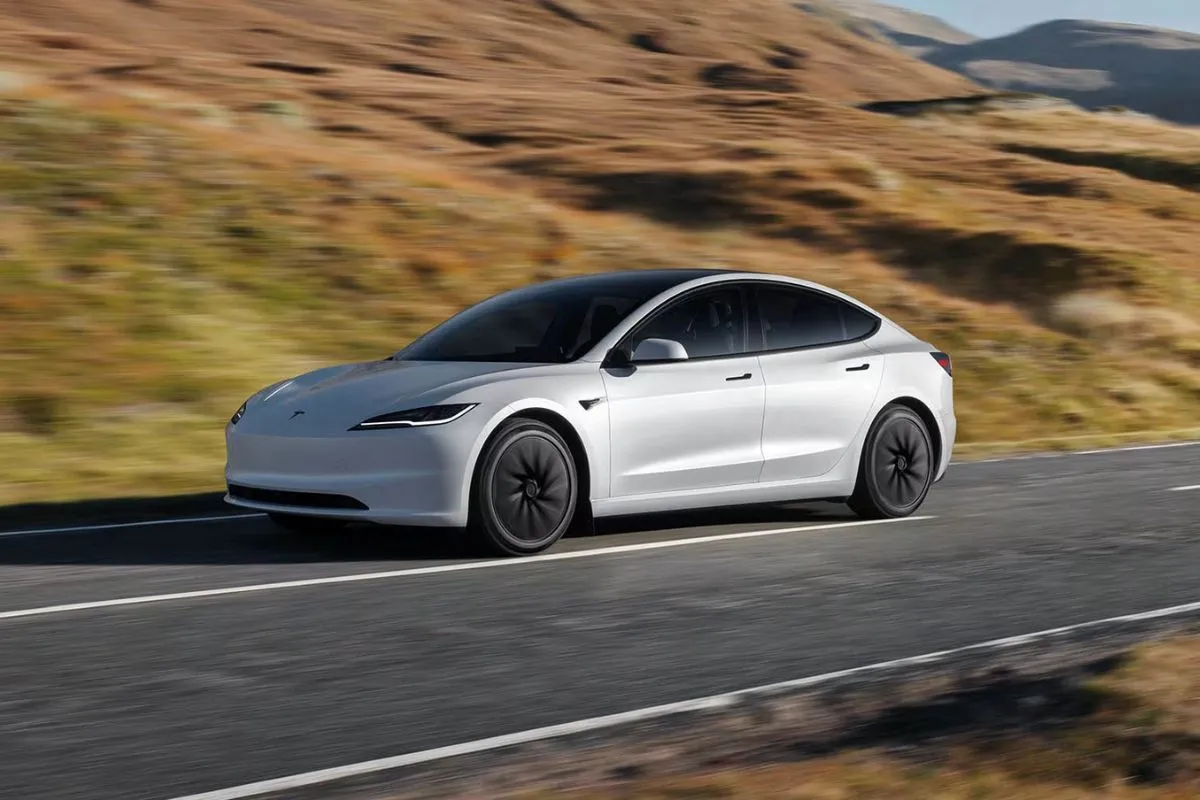 Tesla lança o Model 3 Standard. Já sabemos o preço em Portugal 2 Tesla Model 3 Standard fotografado em andamento