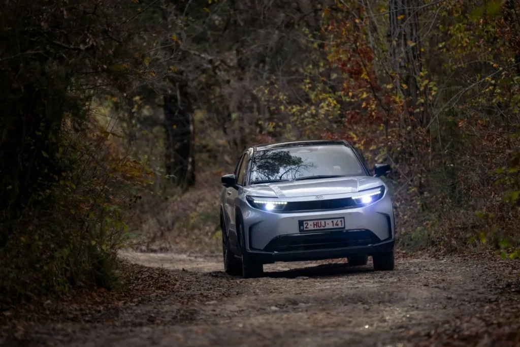 Novo Urban Cruiser é aposta da Toyota no segmento B-SUV 5 O Toyota Urban Cruiser em caminho de terra