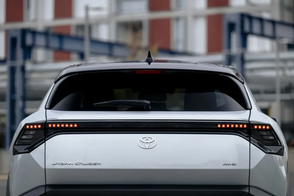 Novo Urban Cruiser é aposta da Toyota no segmento B-SUV 6 Toyota Urban Cruiser visto de traseira