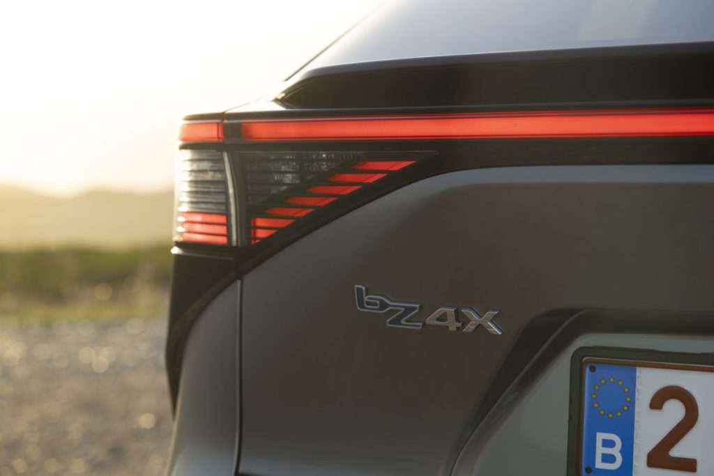 Toyota bZ4X: mais potência, mais eficiência e mais conforto 10 Pormenor da ótica traseira do Toyota bZ4X