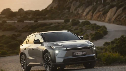 Toyota bZ4X: mais potência, mais eficiência e mais conforto 6 O Toyota bZ4X na estrada