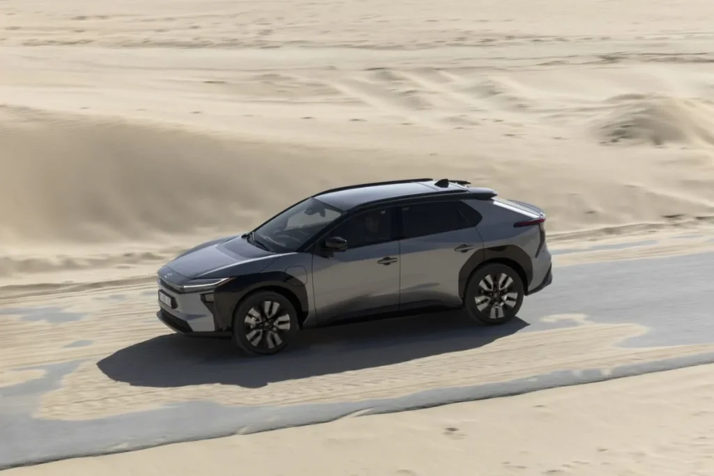 Toyota bZ4X: mais potência, mais eficiência e mais conforto 8 O Toyota bZ4X no deserto