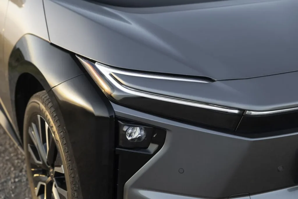 Toyota bZ4X: mais potência, mais eficiência e mais conforto 7 Pormenor da ótica dianteira do Toyota bZ4X