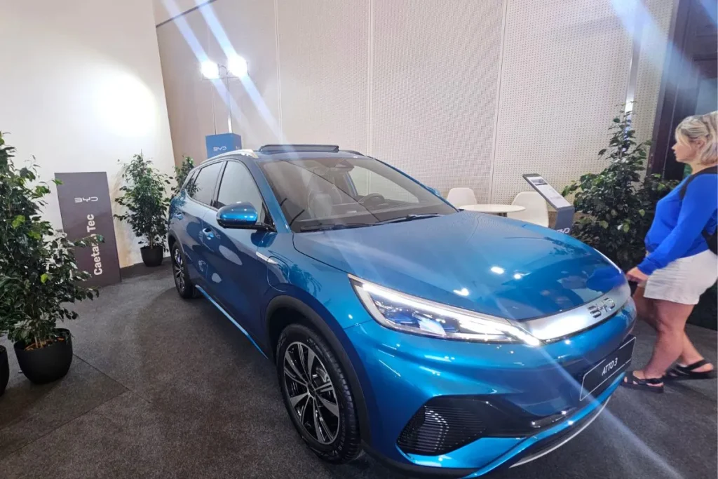 Carros elétricos vendidos são mais do dobro dos modelos a gasolina 5 os carros elétricos voltaram a ser os mais vendidos em novembro. Na imagem, um BYD Attos 3 em exposição no Salão do Automóvel Híbrido e Elétrico