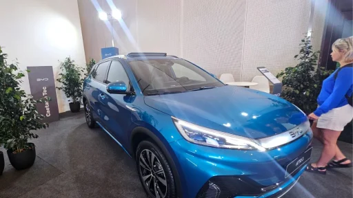 Carros elétricos vendidos são mais do dobro dos modelos a gasolina 6 os carros elétricos voltaram a ser os mais vendidos em novembro. Na imagem, um BYD Attos 3 em exposição no Salão do Automóvel Híbrido e Elétrico