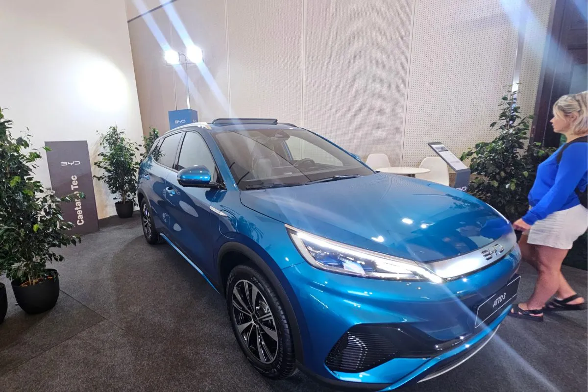 Carros elétricos vendidos são mais do dobro dos modelos a gasolina 2 os carros elétricos voltaram a ser os mais vendidos em novembro. Na imagem, um BYD Attos 3 em exposição no Salão do Automóvel Híbrido e Elétrico