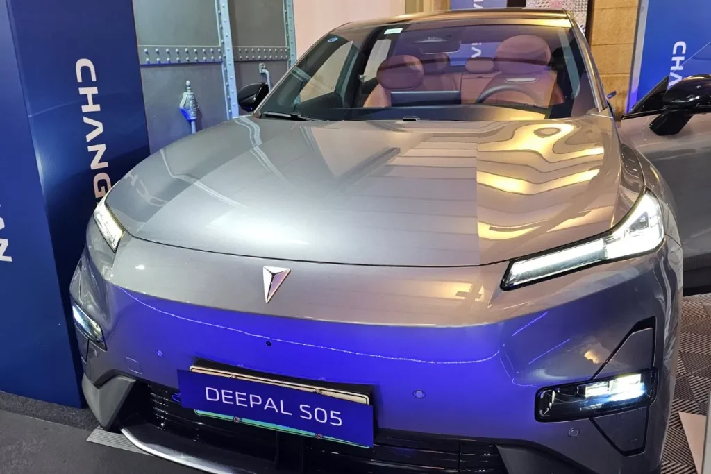 Que carros elétricos têm direito ao incentivo à compra? 4 Um Chagan Deepal S05 fotografado no salão do automóvel híbrido e elétrico