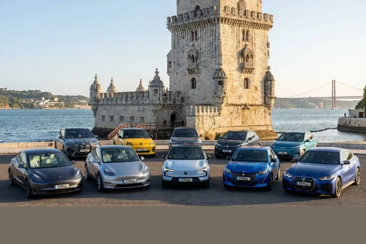 Os 10 carros elétricos mais vendidos em 2025 em Portugal 2 Os 10 carros elétricos mais vendidos em 2025 frente à torre de belé,. Imagem gerada por IA