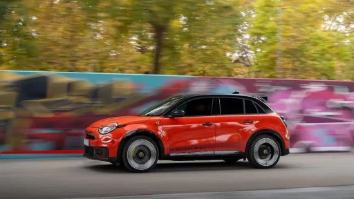 Abarth 600e Competizione: o escorpião mais potente de sempre 17 O Abarth 600e Competizione em andamento junto a uma parede grafitada