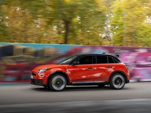 Abarth 600e Competizione: o escorpião mais potente de sempre 3 O Abarth 600e Competizione em andamento junto a uma parede grafitada