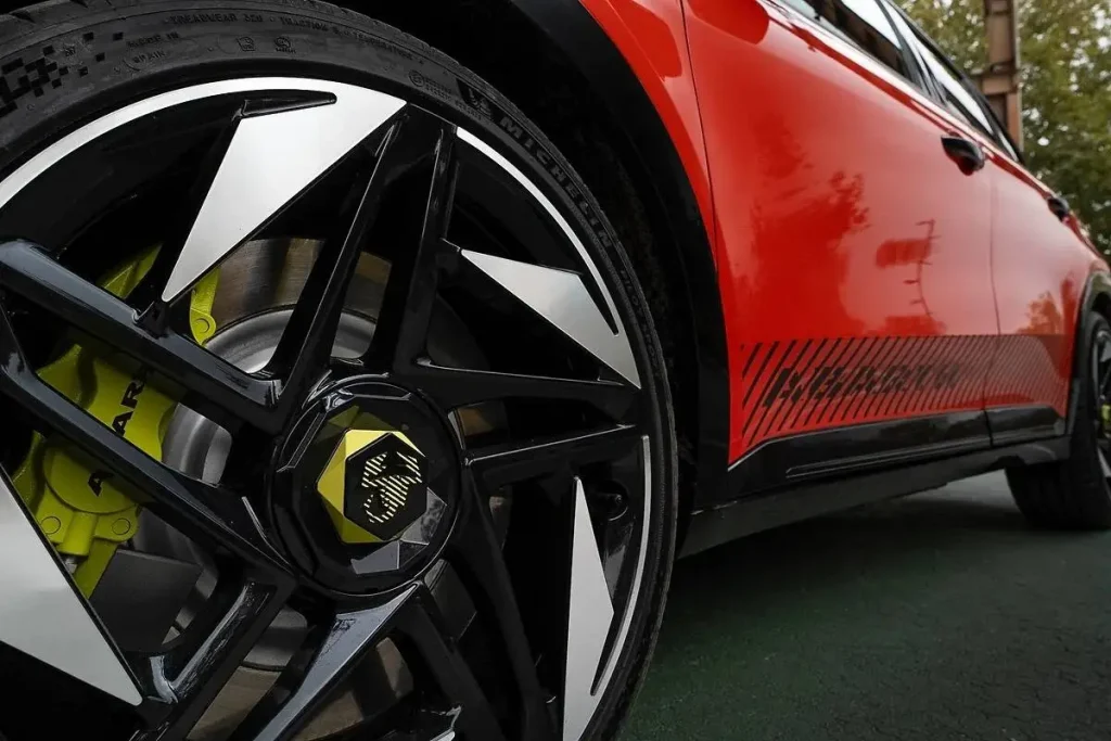 Abarth 600e Competizione: o escorpião mais potente de sempre 4 Os travões do Abarth 600e Competizione