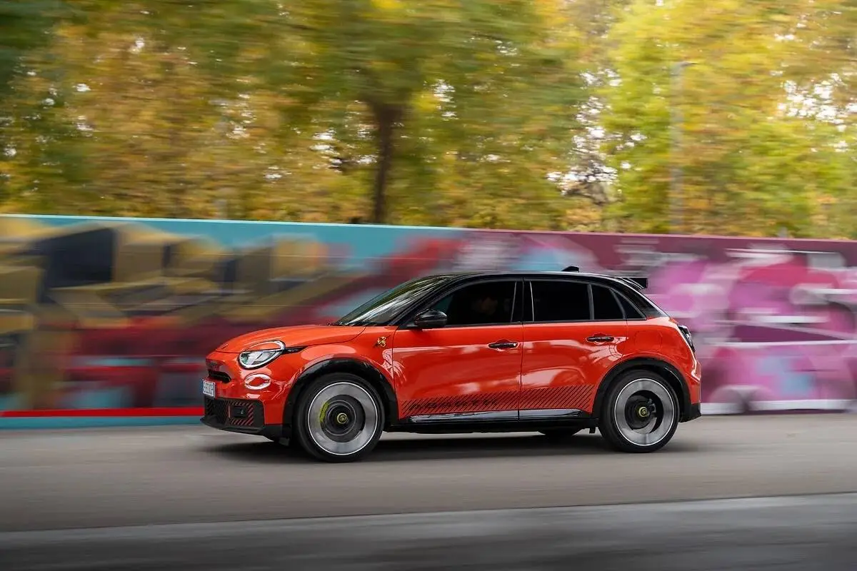 Abarth 600e Competizione: o escorpião mais potente de sempre 2 O Abarth 600e Competizione em andamento junto a uma parede grafitada