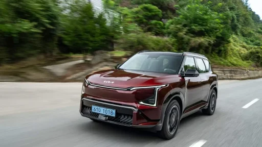 Kia EV5 chega a Portugal a partir de 49.990 euros 6 O novo Kia EV5 na estrada