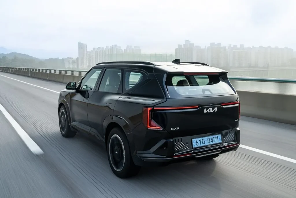 Kia EV5 chega a Portugal a partir de 49.990 euros 3 Kia EV5 na estrada, fotografado de traseira