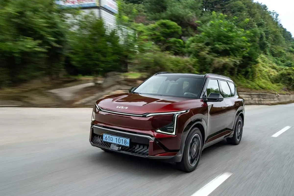 Kia EV5 chega a Portugal a partir de 49.990 euros 2 O novo Kia EV5 na estrada