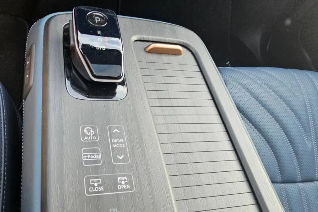 Nissan Ariya: um bom SUV com um senão 6 Os botões integrados na superfície da consola central do Nissan Ariya