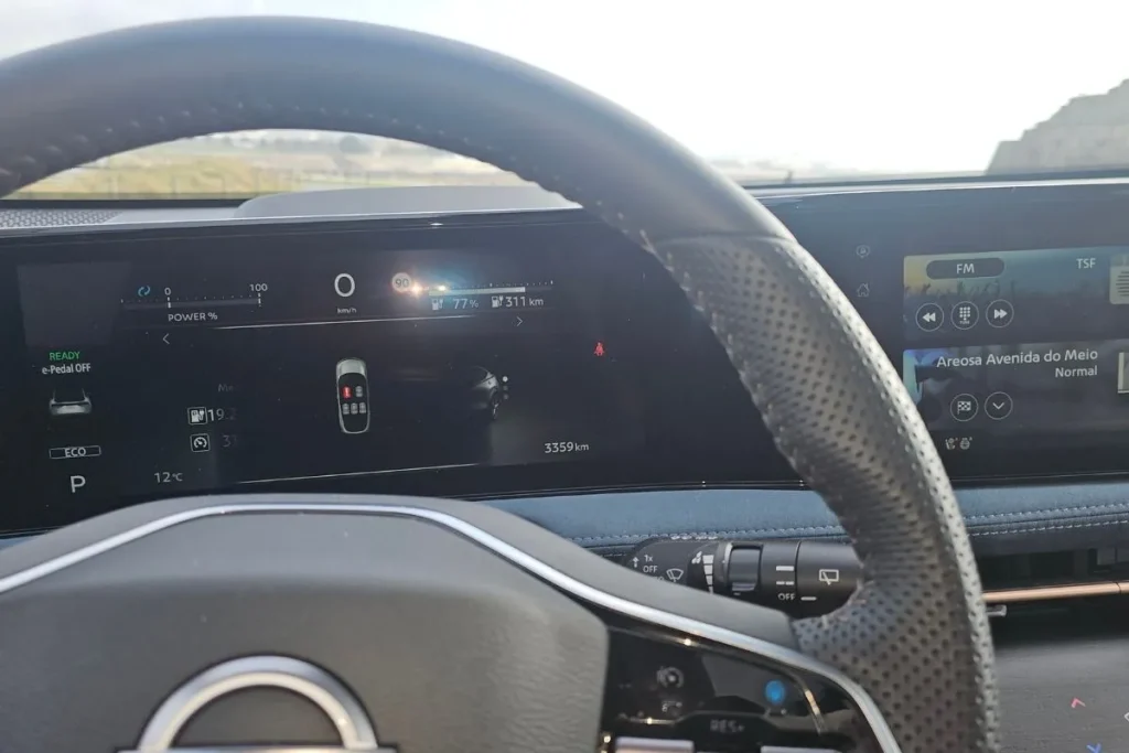 Nissan Ariya: um bom SUV com um senão 5 Foto do volante e do ecrã do Nissan Ariya