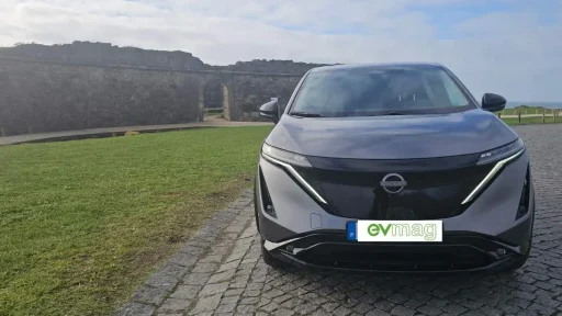 Nissan Ariya: um bom SUV com um senão 8 Nissan Ariya visto de frente, estacionado em frente de um pequeno forte costeiro