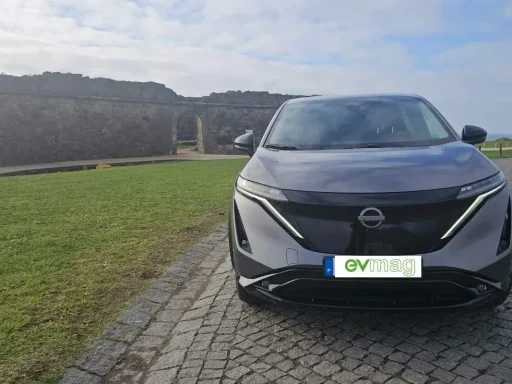 Nissan Ariya: um bom SUV com um senão 4 Nissan Ariya visto de frente, estacionado em frente de um pequeno forte costeiro
