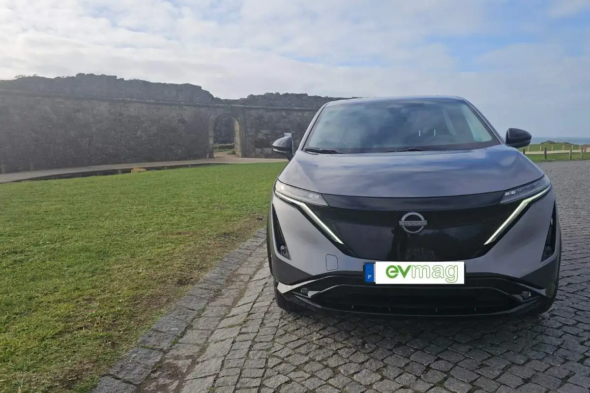 Nissan Ariya: um bom SUV com um senão 2 Nissan Ariya visto de frente, estacionado em frente de um pequeno forte costeiro