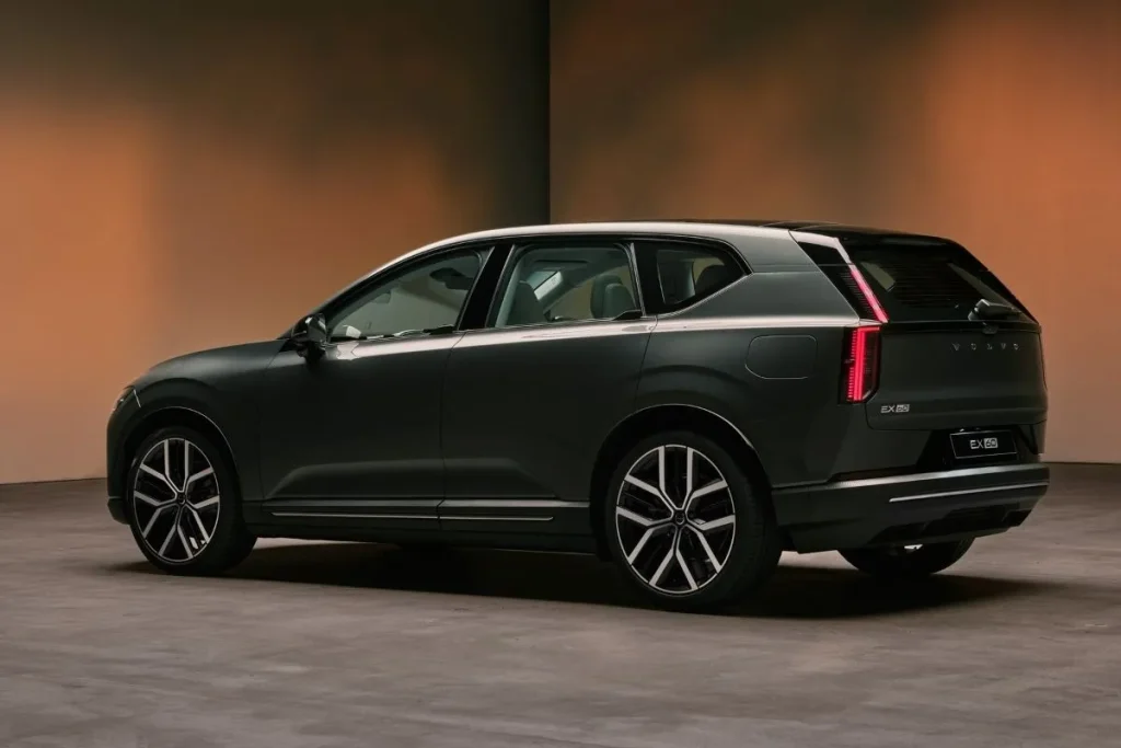Volvo EX60 já disponível para encomenda em Portugal 3 o Volvo EX60 fotografado de lado