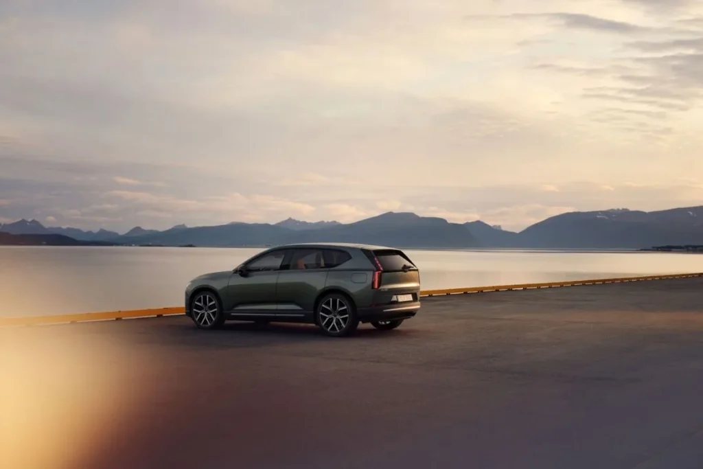 Baterias de iões de sódio produzidas em série ainda este ano 7 O Volvo EX60 nas margens de um lago